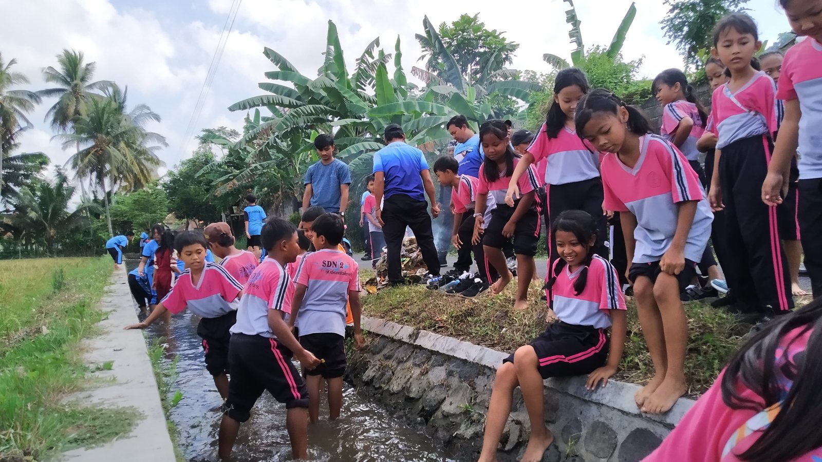 Sekardadu Kian Masif, Siswa di Banyuwangi Terus Bersemangat Rawat Aliran Sungai