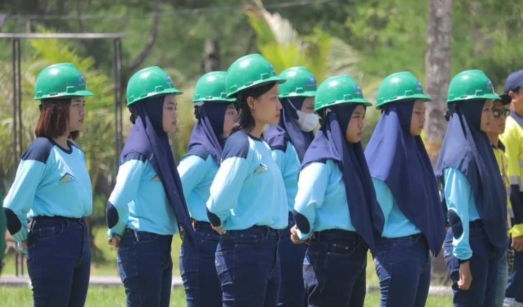 Inisiatif PT BSI Menghasilkan 10 Operator Alat Berat Perempuan Berbakat di Banyuwangi