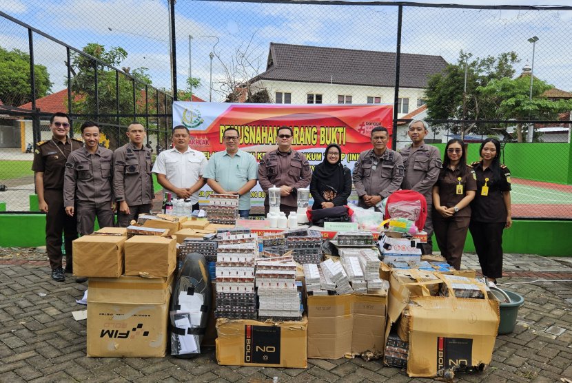 Kejari Banyuwangi Eksekusi Pemusnahan Barang Bukti dari 28 Perkara Pidana Inkracht