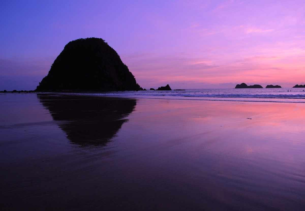 Liburan Tahun Baru di Banyuwangi? Pantai Pulau Merah Jadi Pilihan Tak Terlupakan!